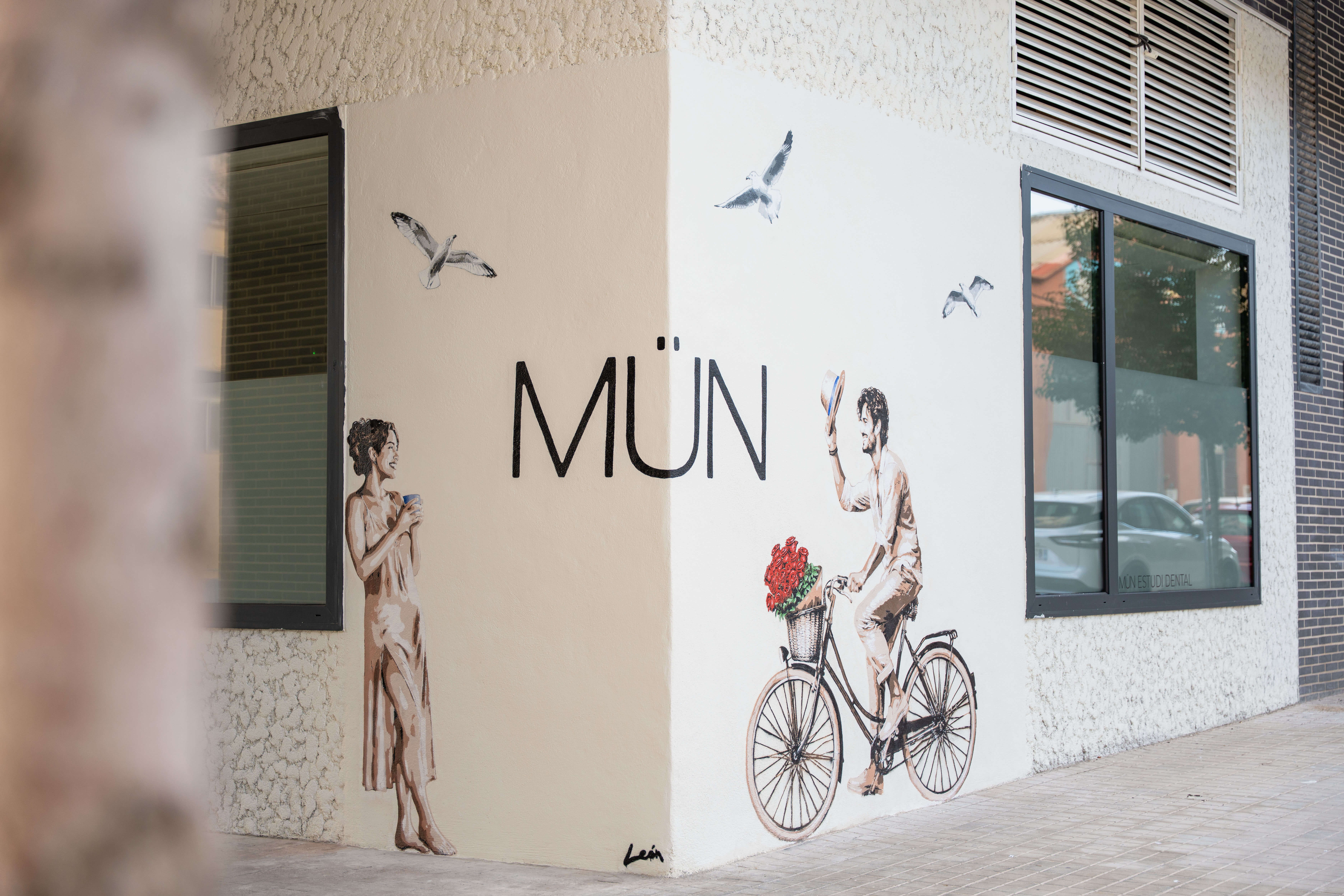 Mural de l'artista Alberto León a l'entrada de MÜN