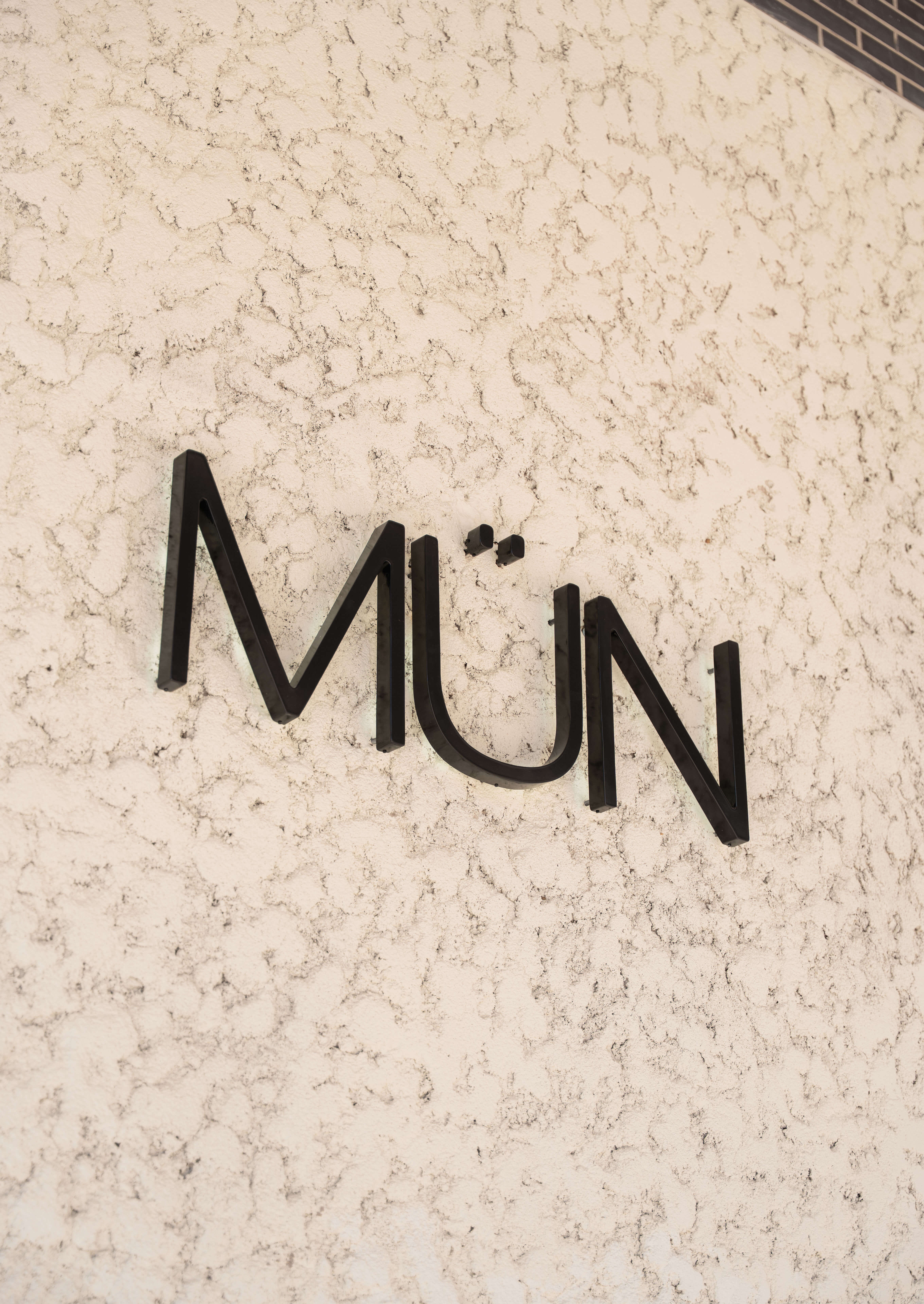 Logotip de MÜN a la façana